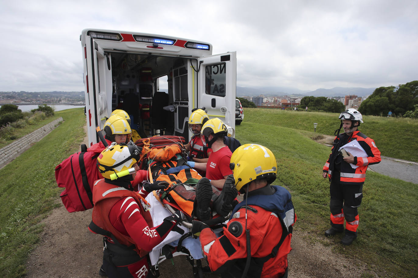 El intenso trabajo de los equipos de rescate en Gijón