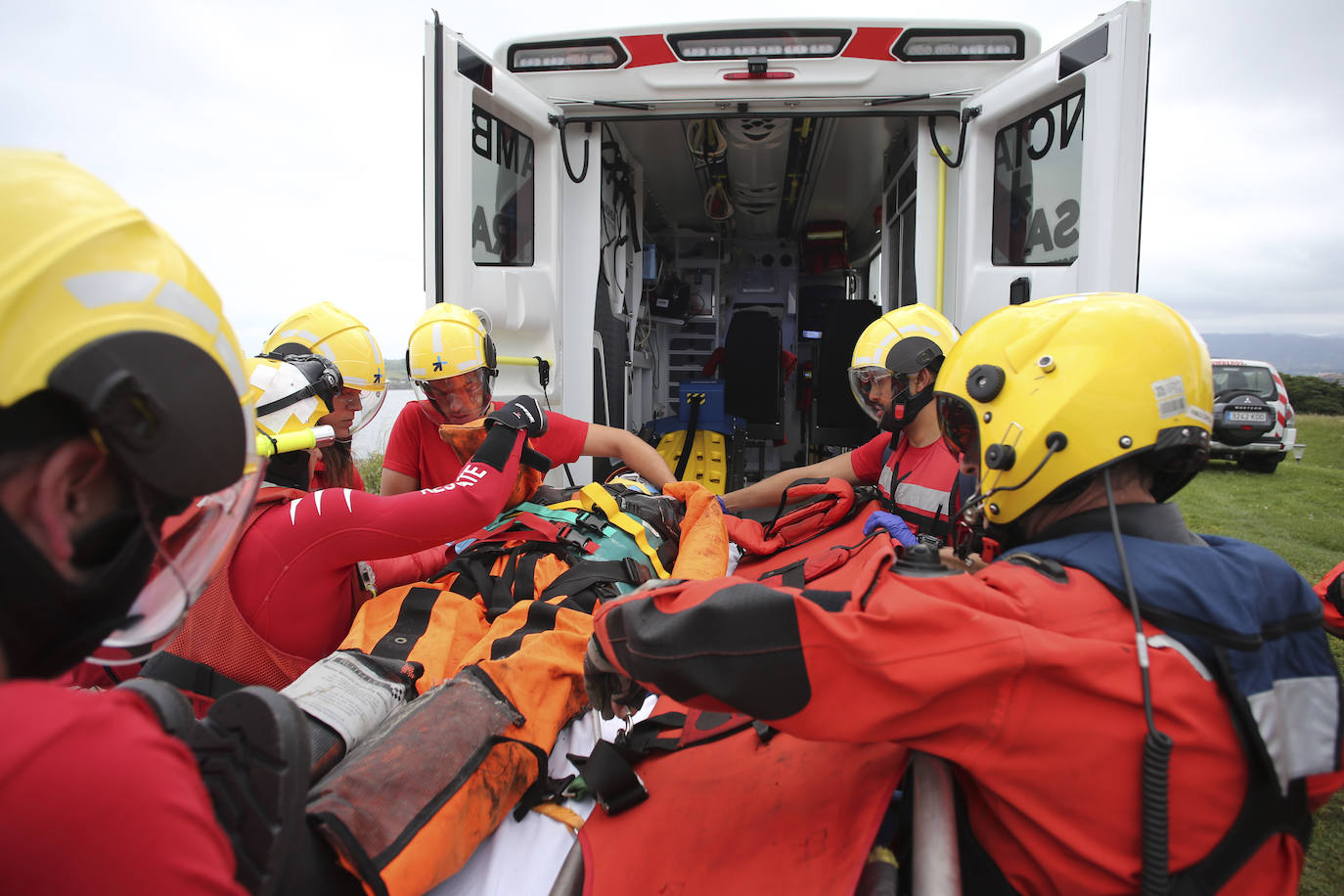 El intenso trabajo de los equipos de rescate en Gijón