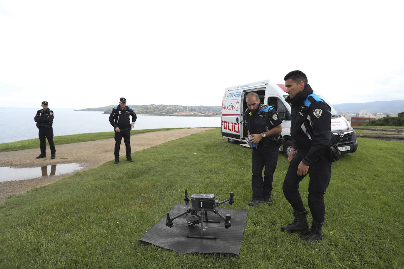 El intenso trabajo de los equipos de rescate en Gijón