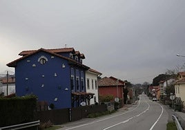 Carretera de acceso a Villahormes.