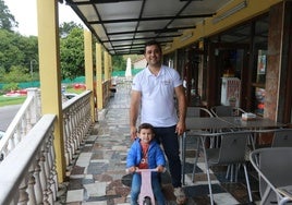 Daniel Berrocal, con su hijo Martín.