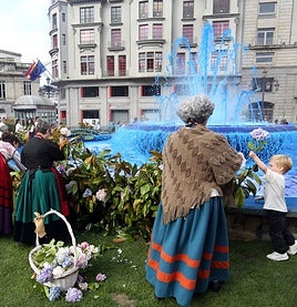 La fuente de la plaza de La Escandalera, azul y enramada.