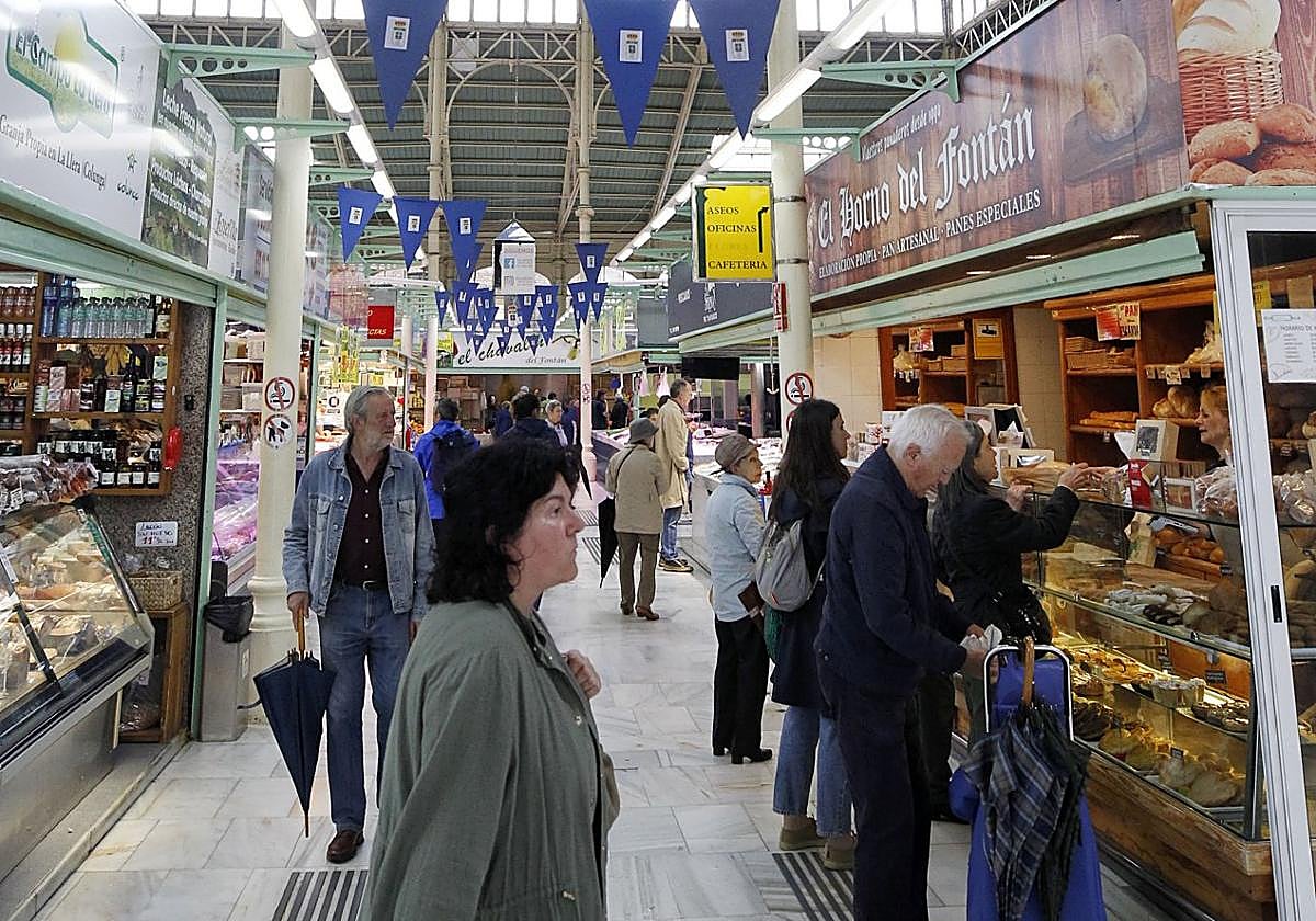 El interior del mercado de El Fontán.