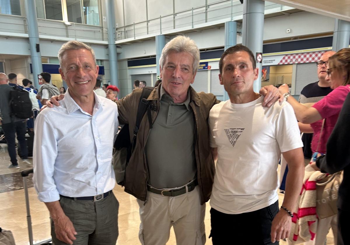 Carlos Suárez (padre de Jimmy), Miguel Sánchez (padre de Borja) y Francisco Álvarez (padre de Viti), el Aeropuerto.