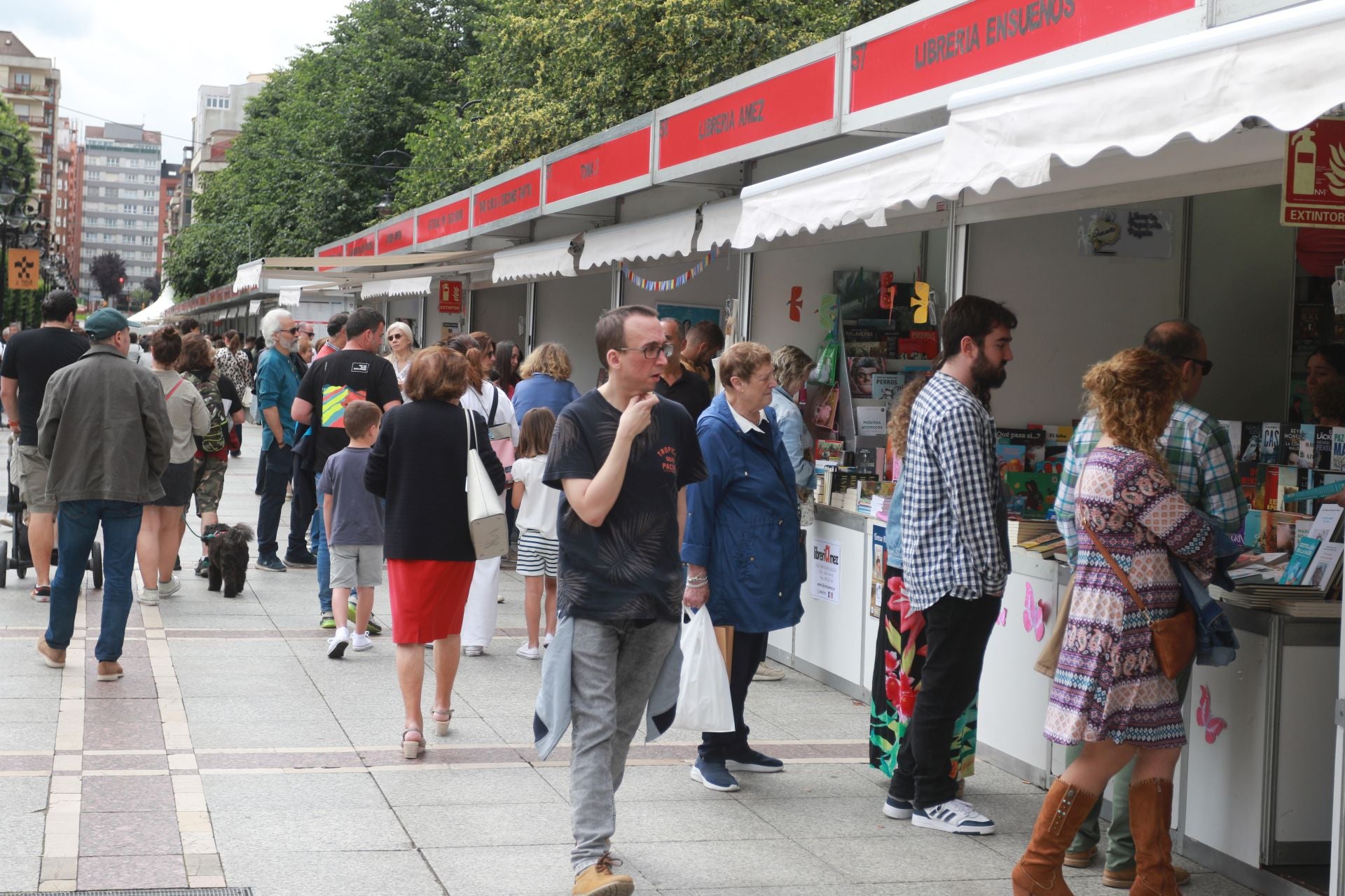 Las imágenes que deja la Feria del Libro en Gijón este sábado