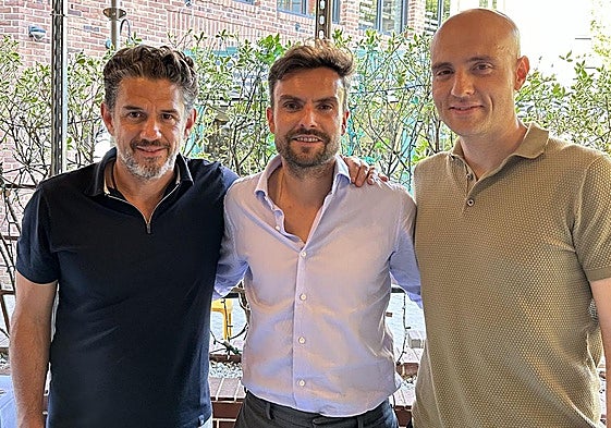 De izquierda a derecha, Alejandro Irarragorri, líder del Grupo Orlegi, Rubén Albés, nuevo entrenador del Sporting, y David Guerra, presidente ejecutivo del club.