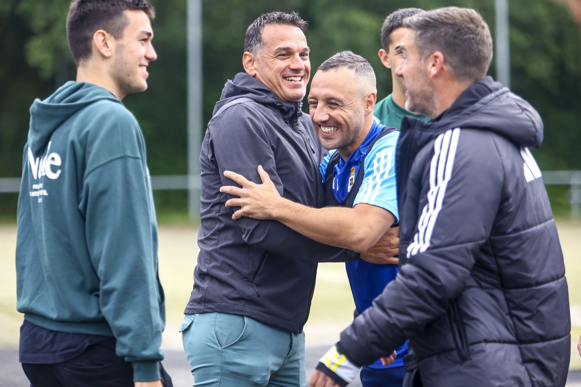 Esteban, con su hijo Mario, saluda cariñoso a Cazorla en presencia de Carrión.