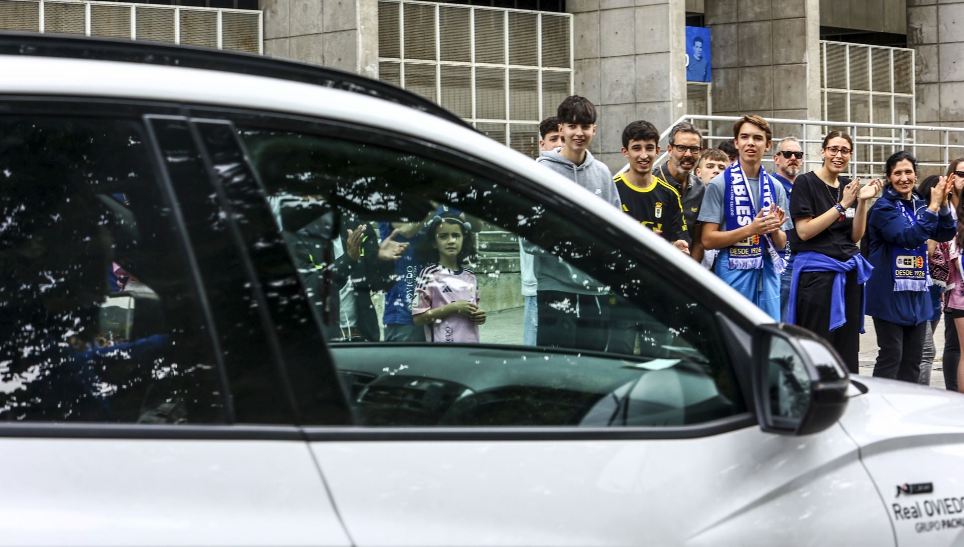 El oviedismo se echa a la calle para despedir a sus jugadores