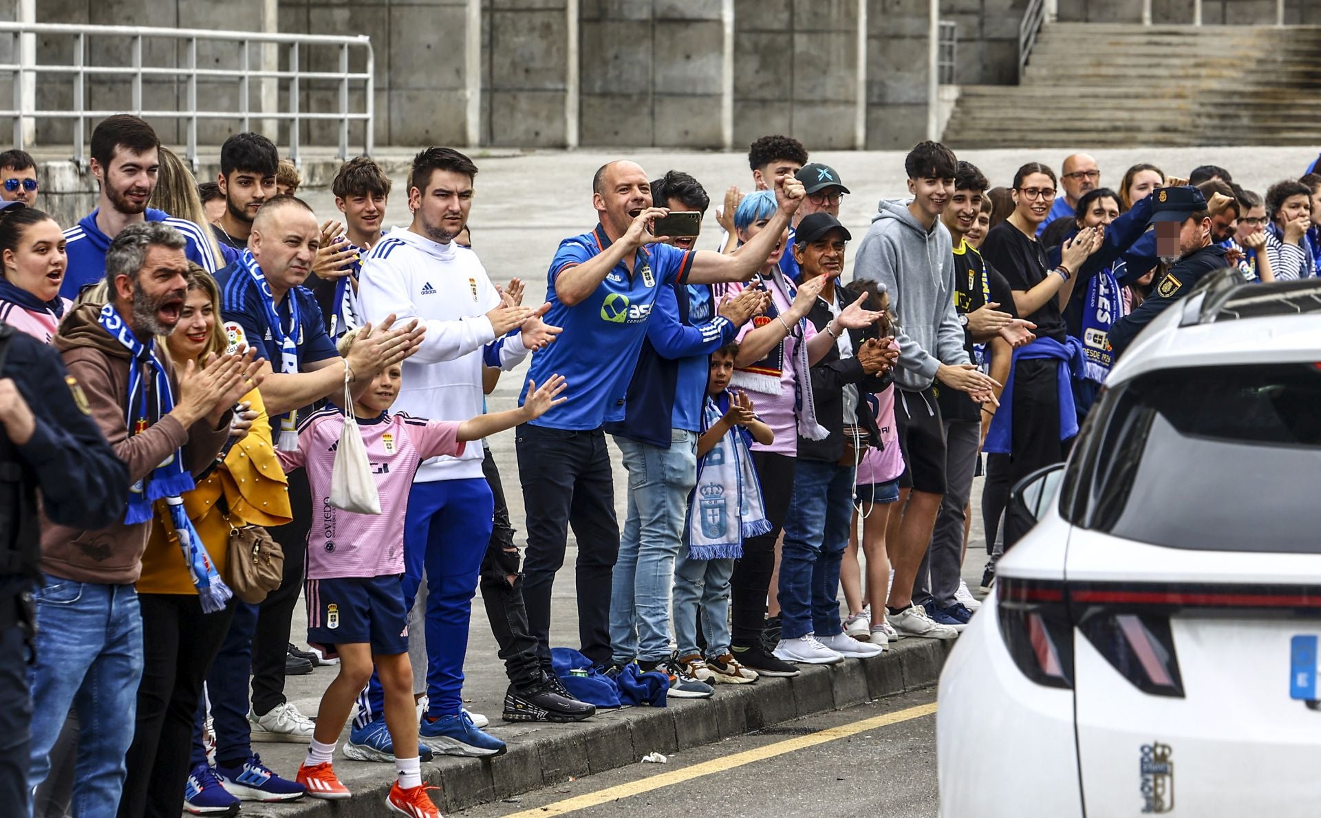 El oviedismo se echa a la calle para despedir a sus jugadores