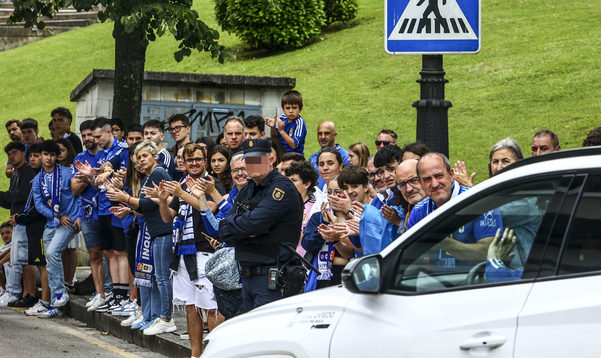 El oviedismo se echa a la calle para despedir a sus jugadores