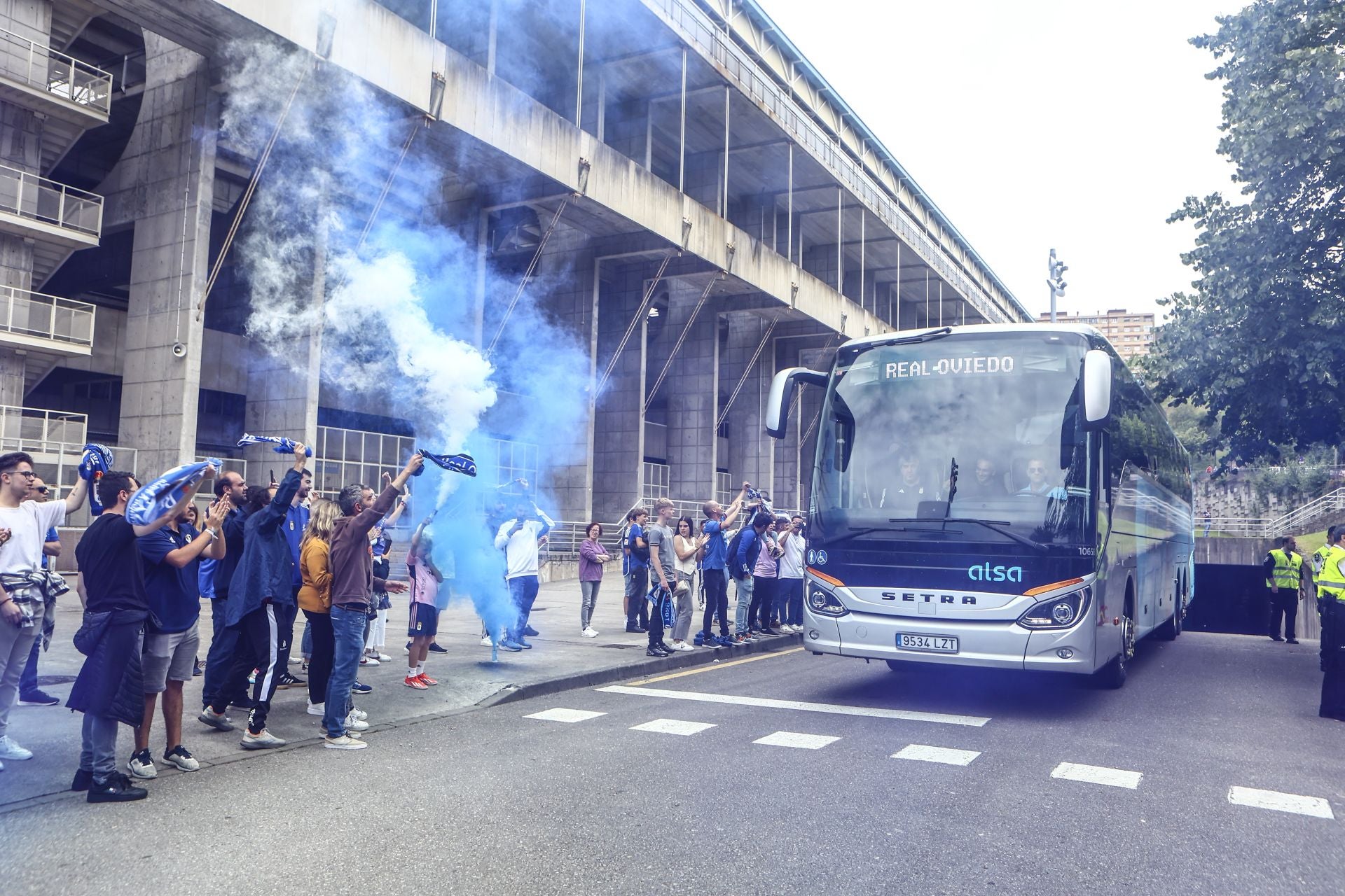 El oviedismo se echa a la calle para despedir a sus jugadores