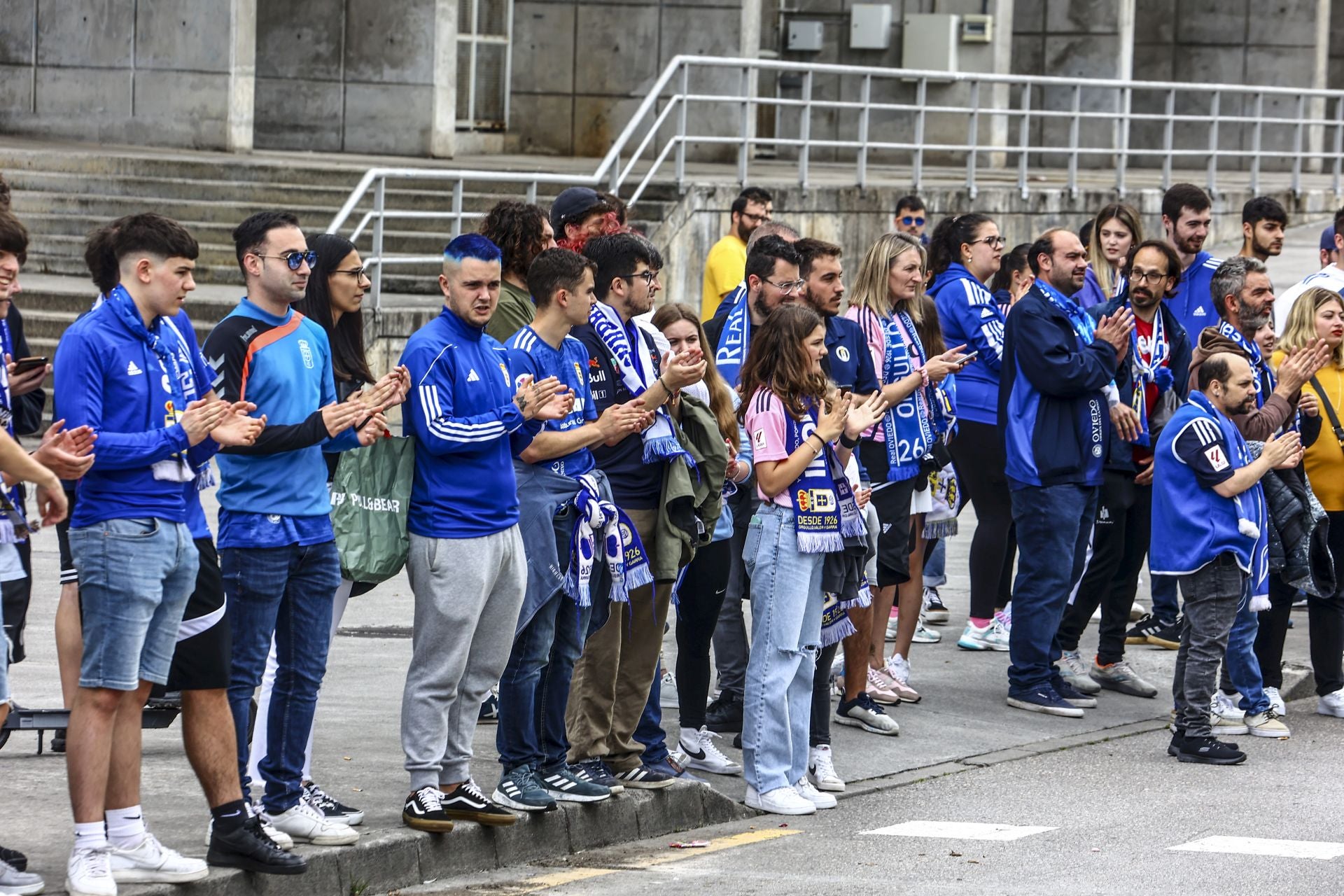 El oviedismo se echa a la calle para despedir a sus jugadores