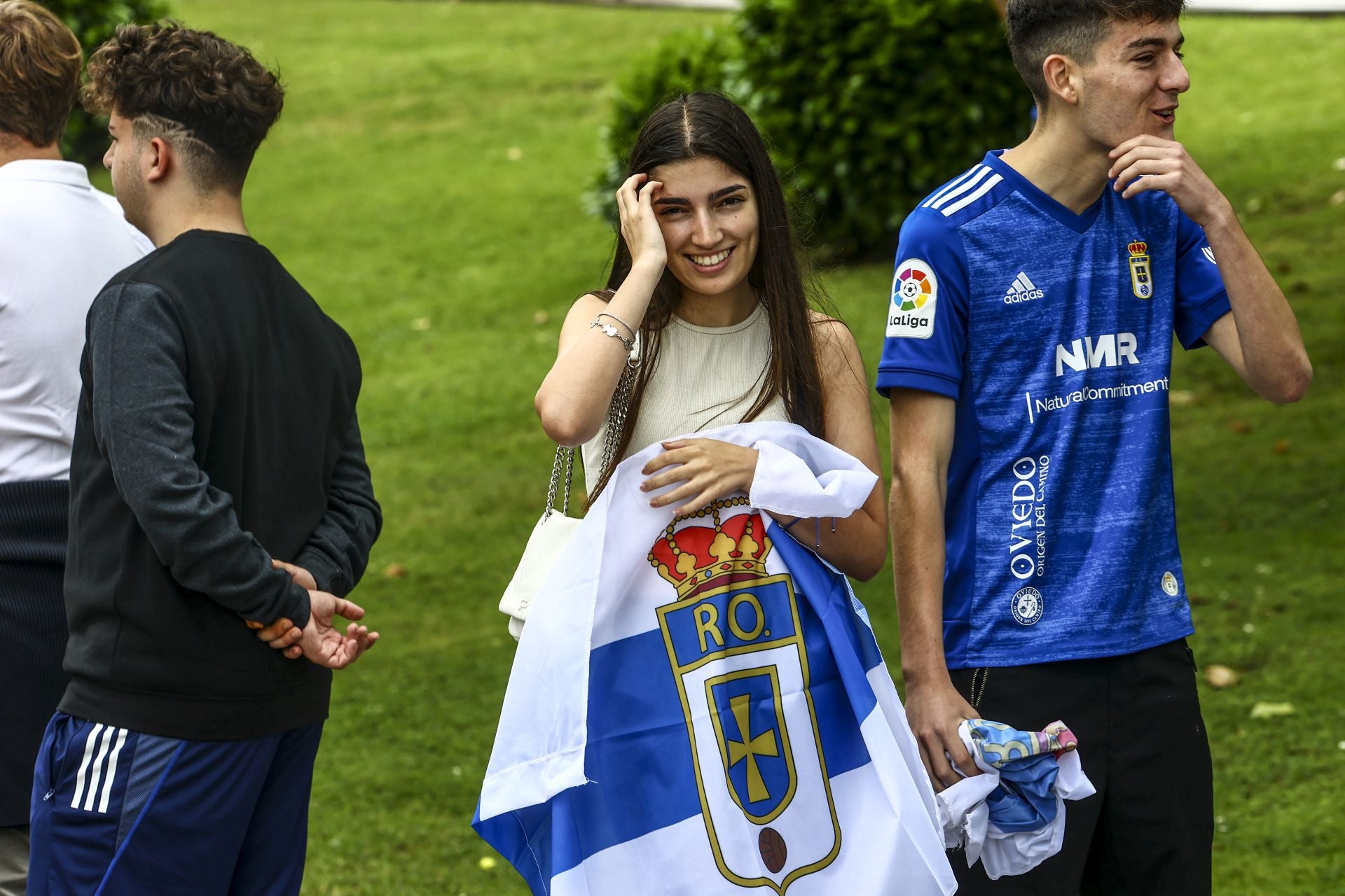 El oviedismo se echa a la calle para despedir a sus jugadores