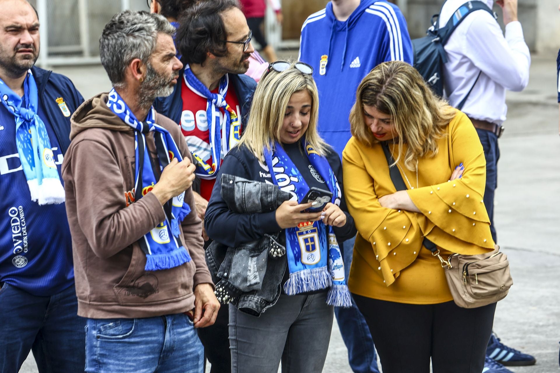 El oviedismo se echa a la calle para despedir a sus jugadores