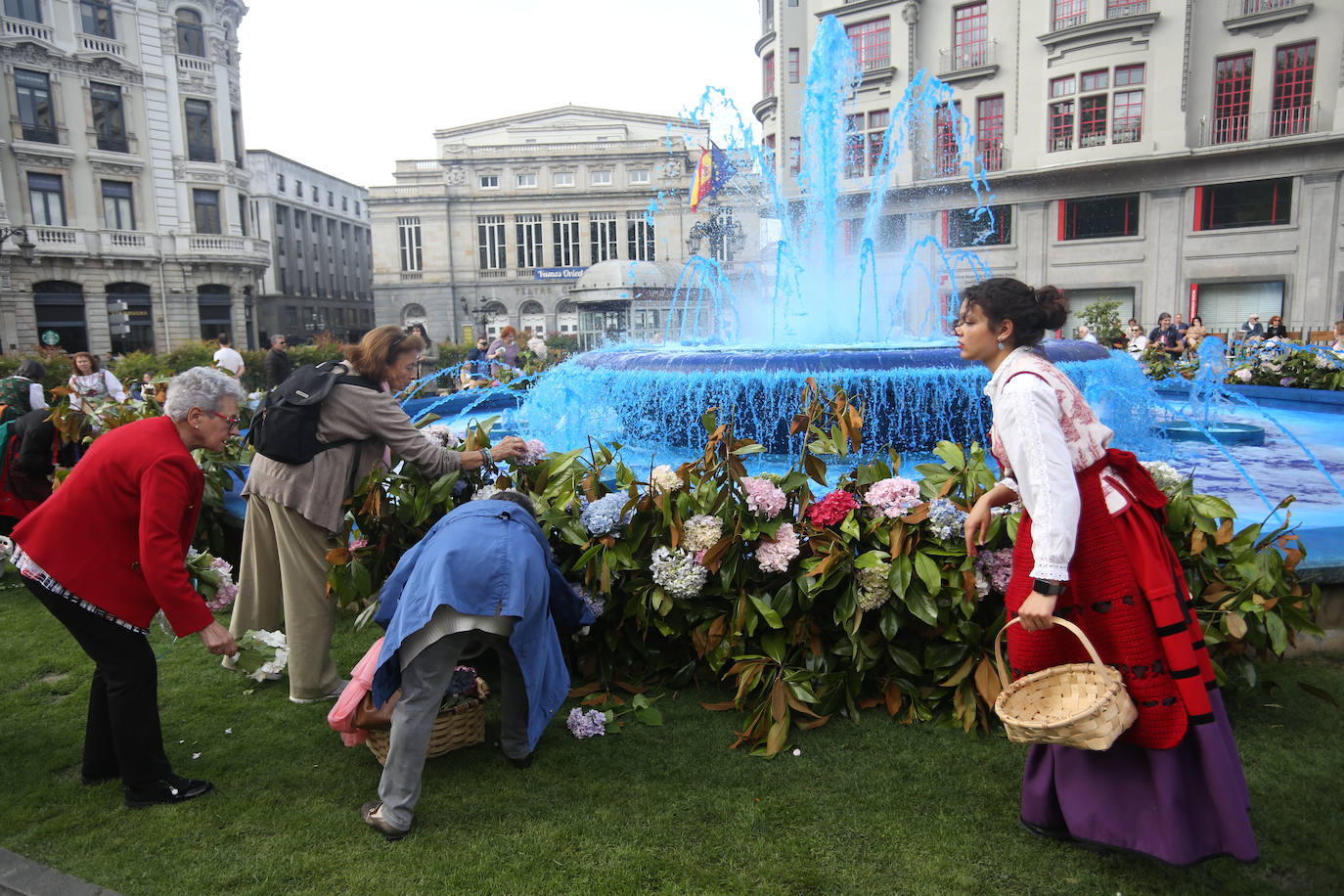 El Coru Muyeres de San Esteban enramó las fuentes del casco histórico de Oviedo