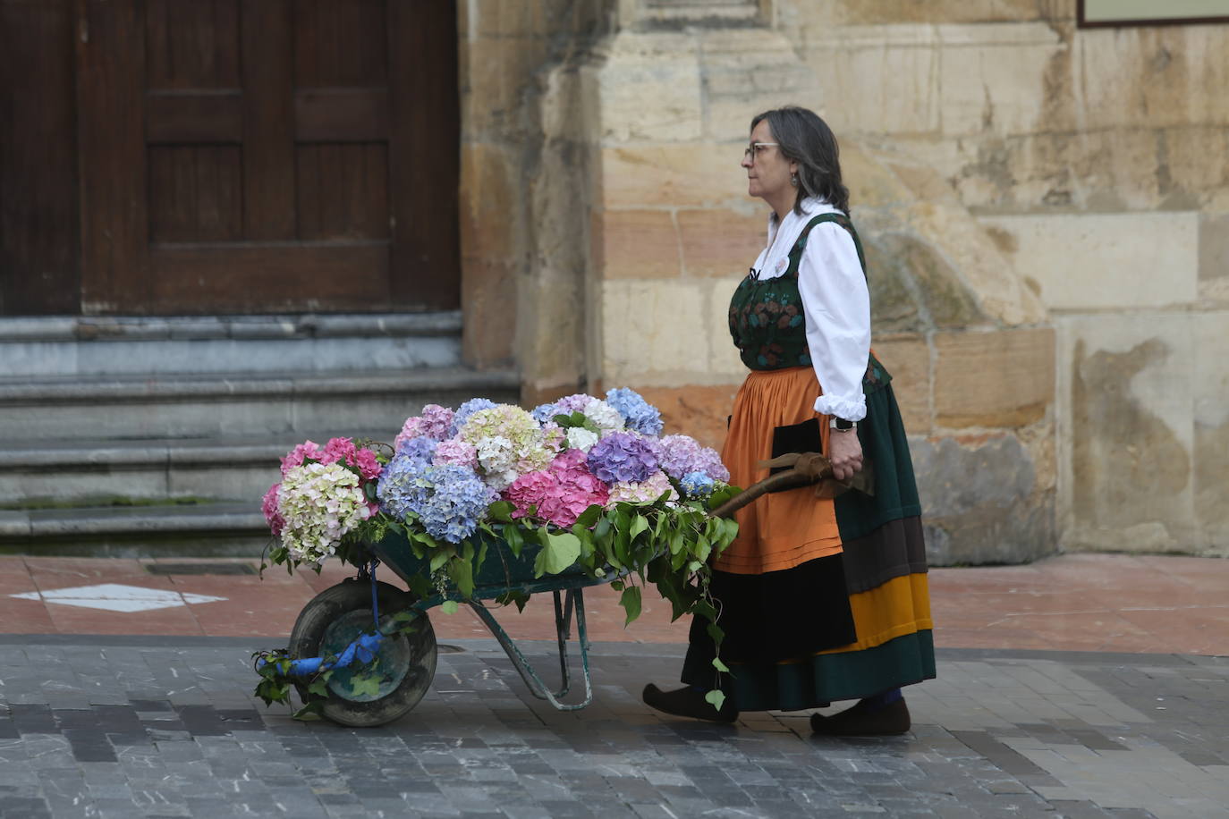 El Coru Muyeres de San Esteban enramó las fuentes del casco histórico de Oviedo