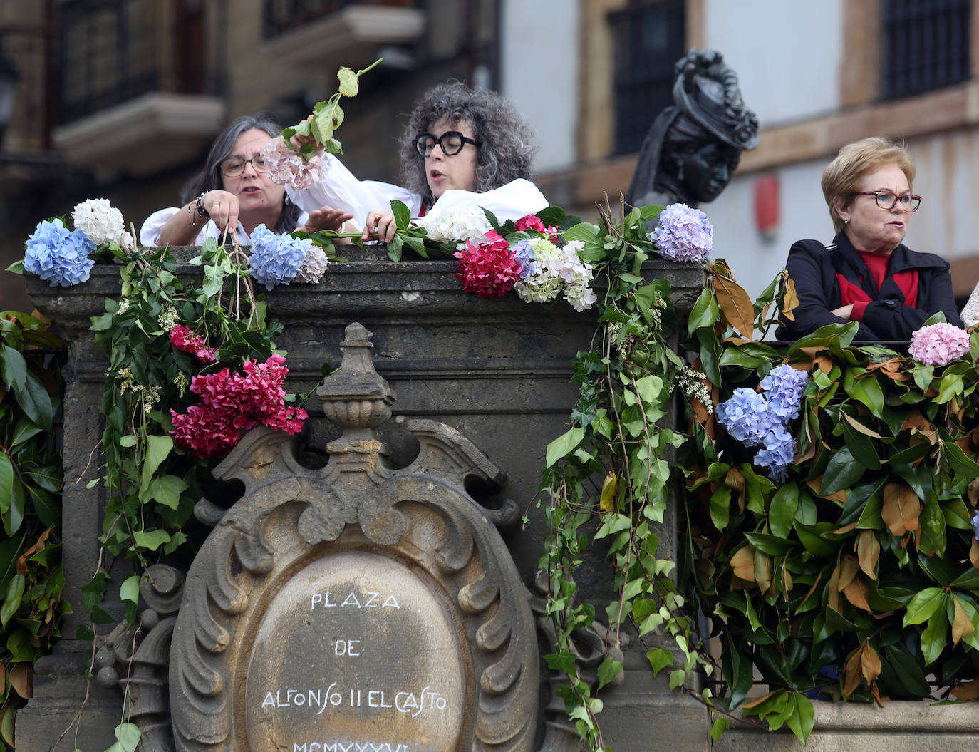 El Coru Muyeres de San Esteban enramó las fuentes del casco histórico de Oviedo