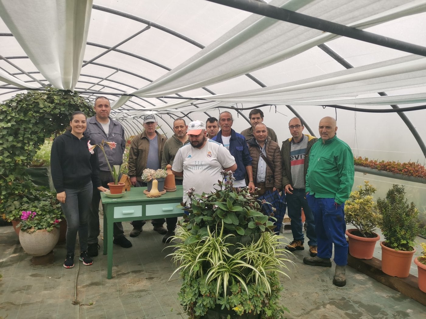 Miembros del Proyecto Miraflores de la asociación Afesa en el invernadero.