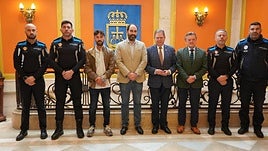 David Álvarez y Alfredo Canteli, en el centro, junto a la Policía Local.