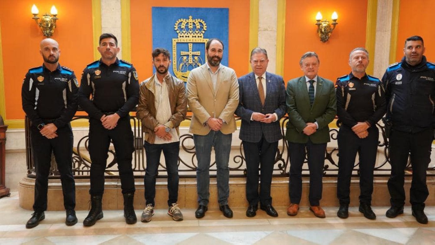 David Álvarez y Alfredo Canteli, en el centro, junto a la Policía Local.