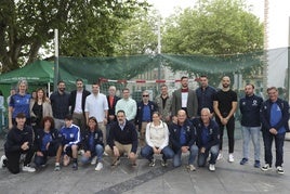 Balonmano en la calle.Los internacionales asturianos,con miembros de la organizacióndel torneo de exhibicióncelebrado ayer en el CampoValdés.