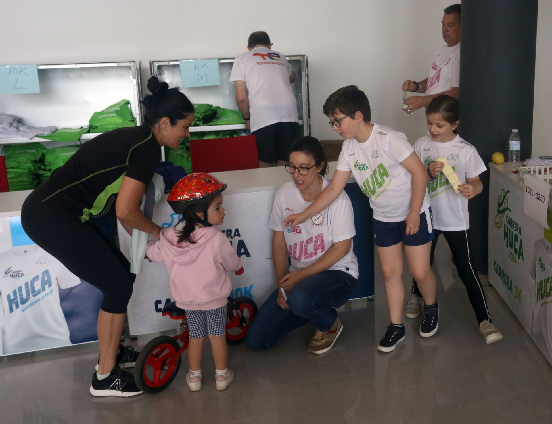 La carrera solidaria del HUCA, en imágenes