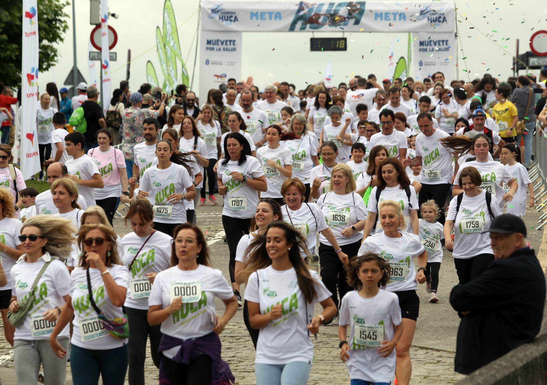 La carrera solidaria del HUCA, en imágenes