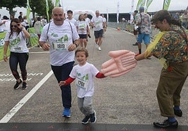 La carrera solidaria del HUCA, en imágenes
