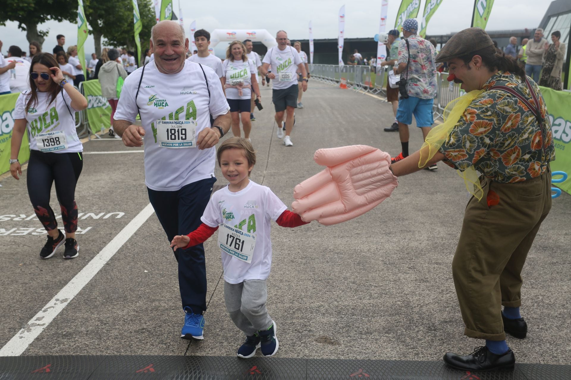 La carrera solidaria del HUCA, en imágenes