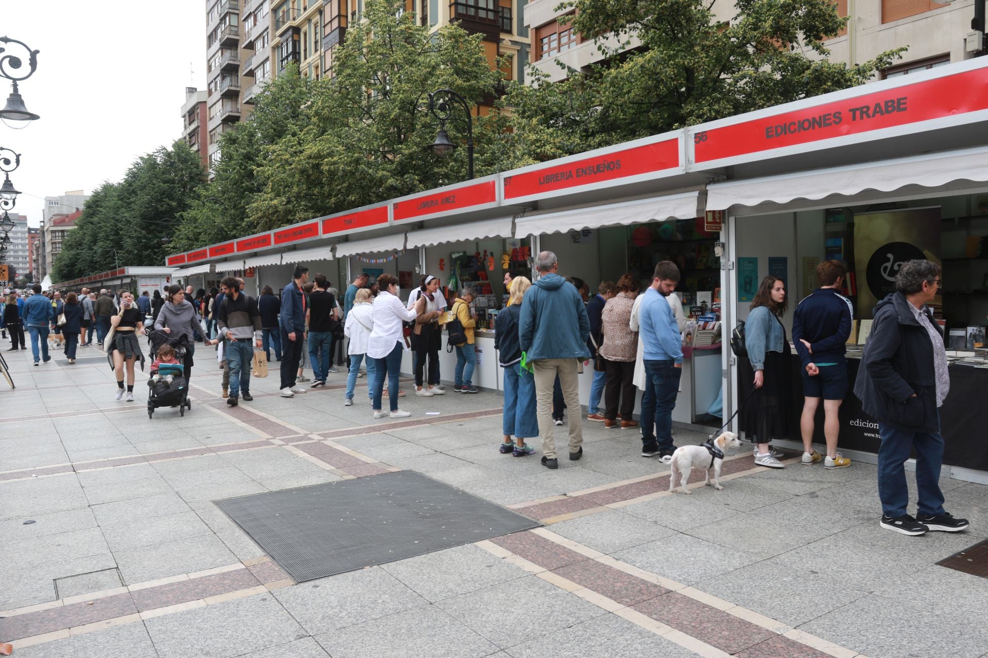 Las imágenes que deja la Feria del Libro de Gijón este domingo