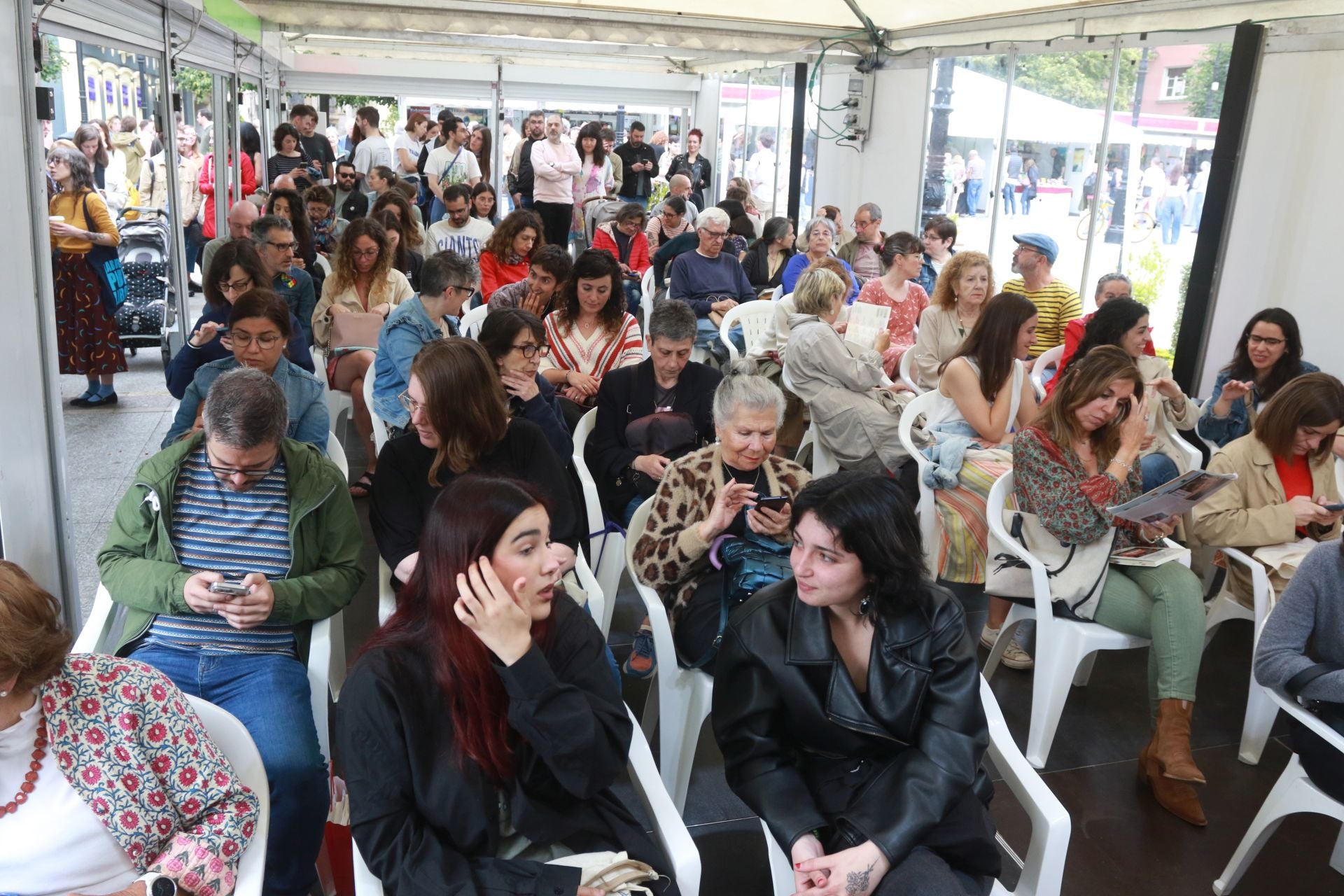Las imágenes que deja la Feria del Libro de Gijón este domingo
