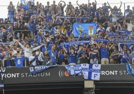 Los seguidores azules, en la grada visitante del Stage Front Stadium.