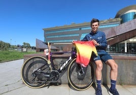 Hugo de la Calle, con el maillot y la medalla de campeón de España, en la urbanización Los Balagares.