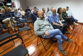 Reunión de la junta local del PP con los ediles en las filas delanteras y Rodríguez Serrano tras ellos.