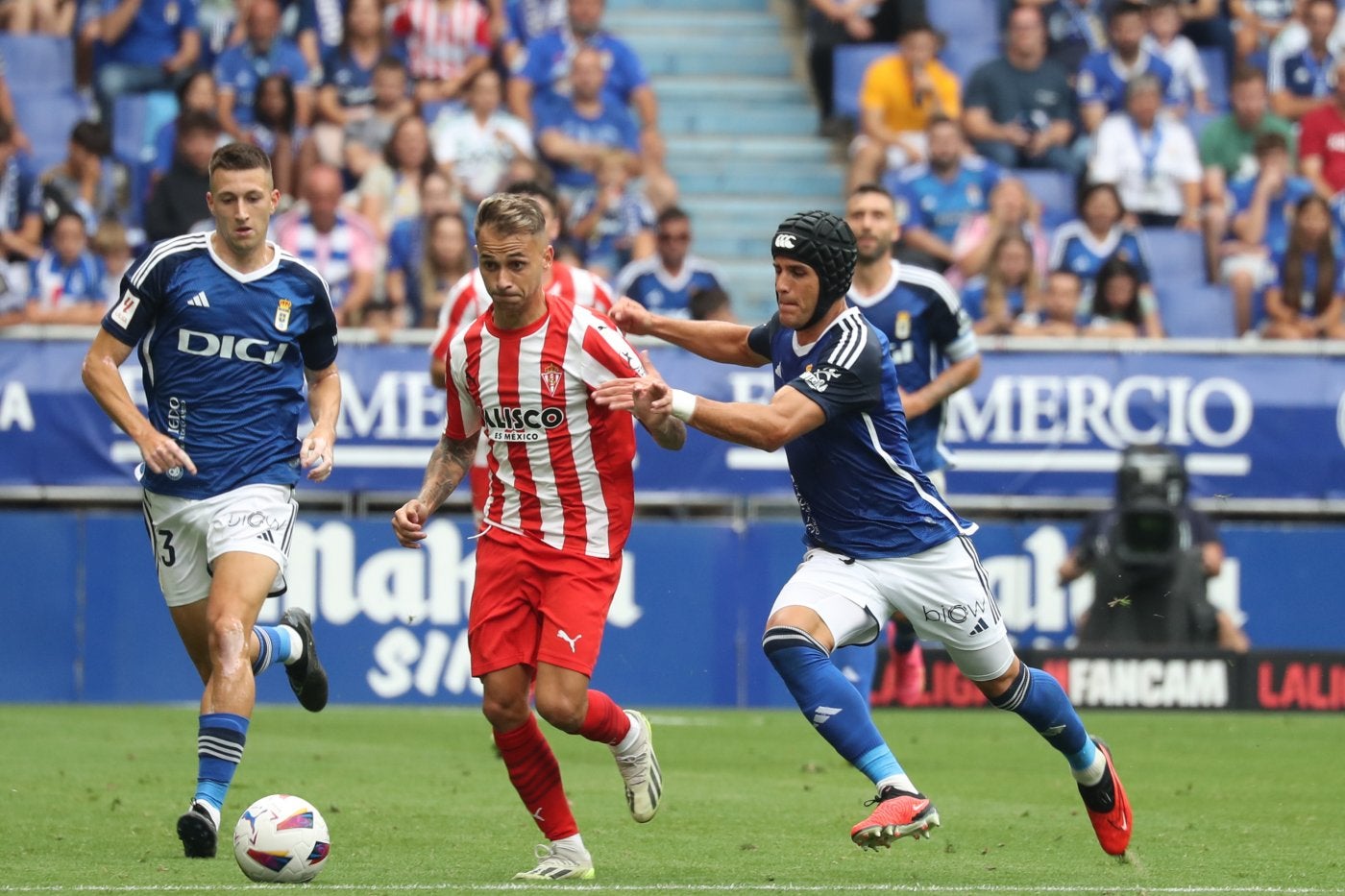 Villalba, agarrado por Luismi, en el derbi del Tartiere.