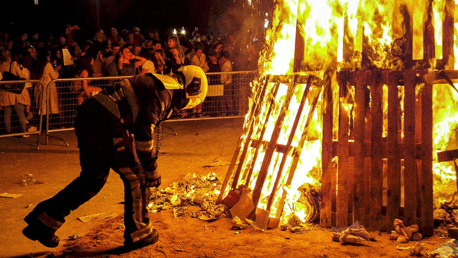 Las hogueras de San Juan iluminan la noche en Asturias