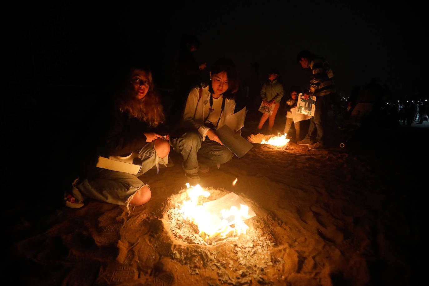 Las hogueras de San Juan iluminan la noche en Asturias