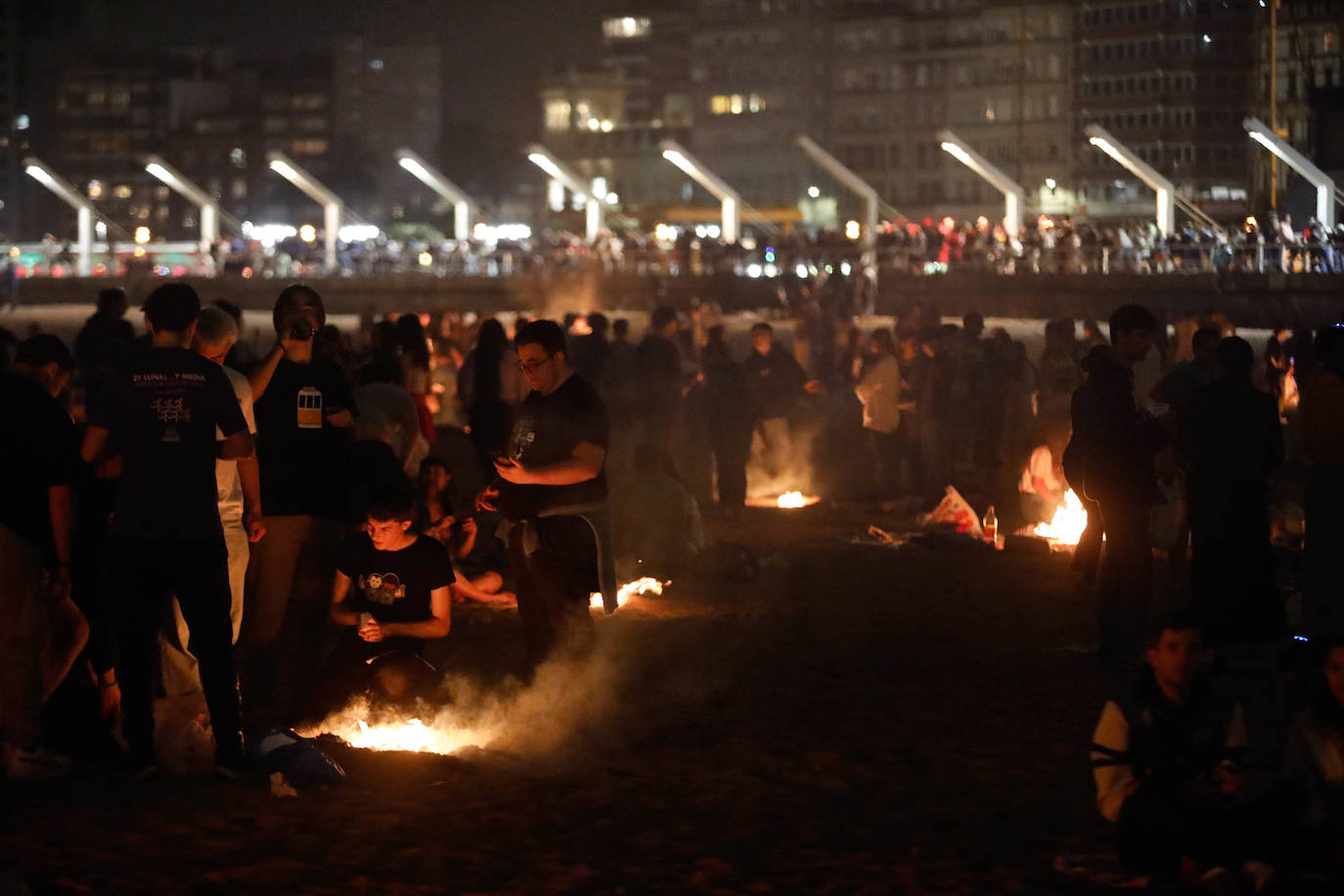 Las hogueras de San Juan iluminan la noche en Asturias