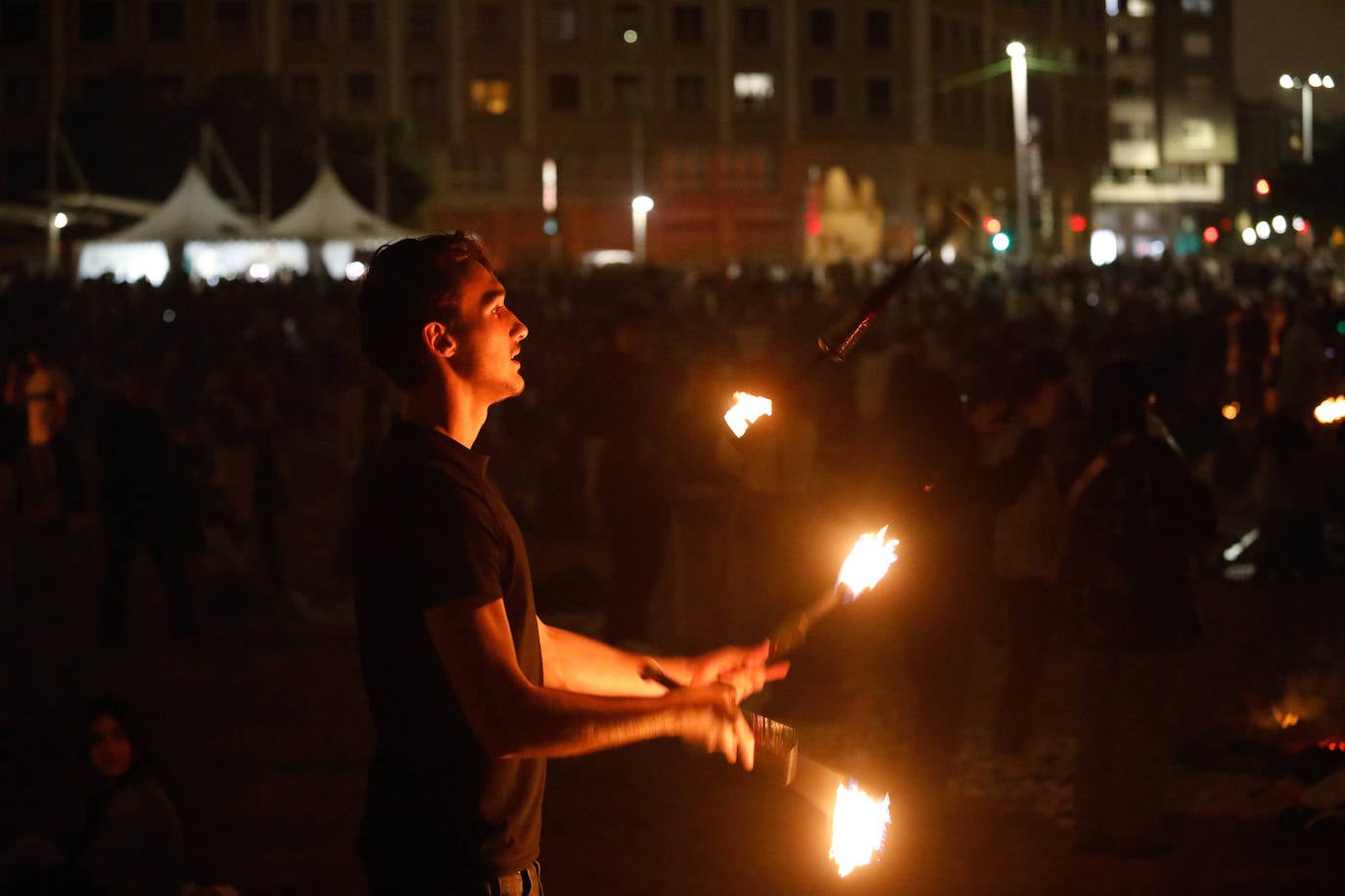 Las hogueras de San Juan iluminan la noche en Asturias