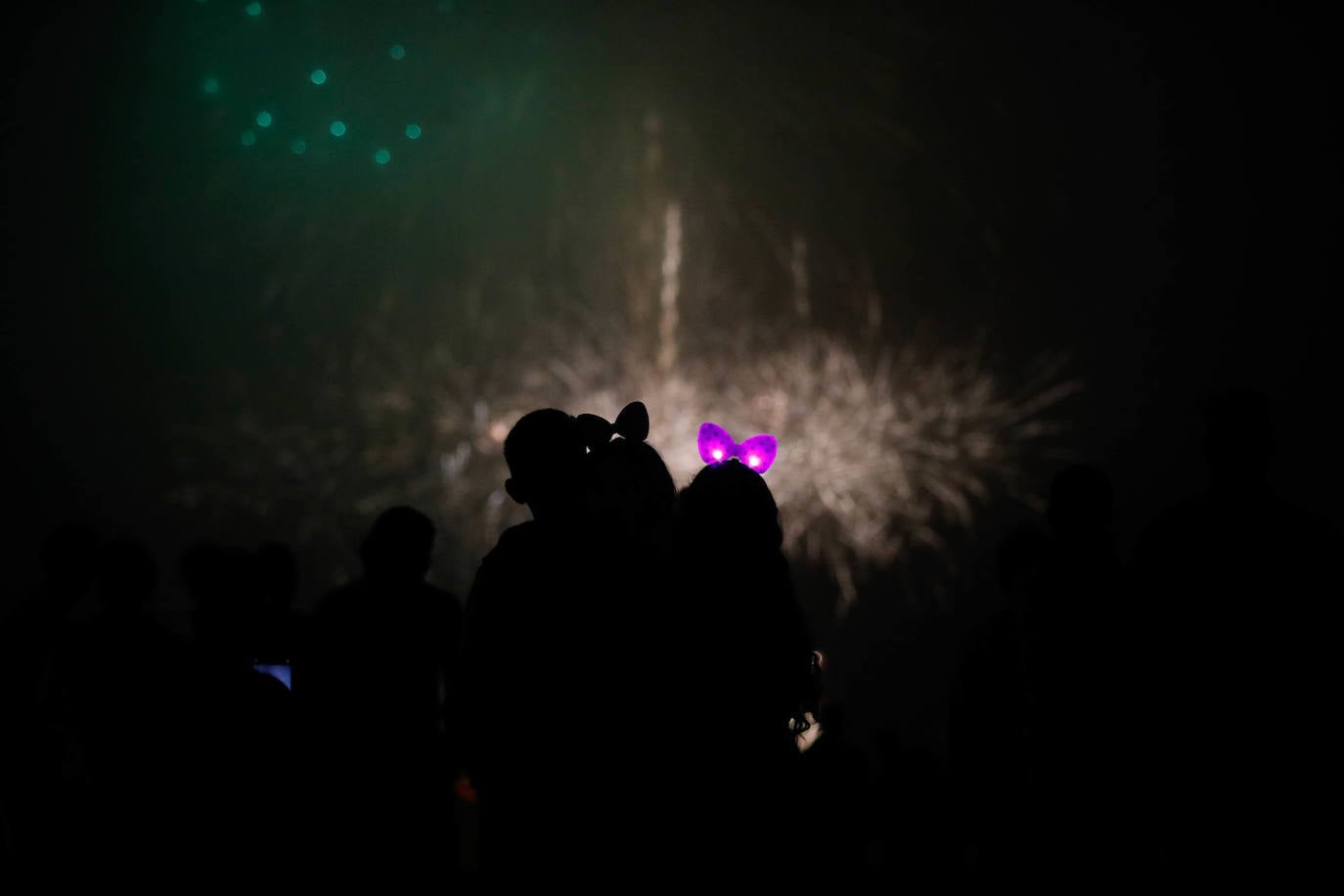 Las hogueras de San Juan iluminan la noche en Asturias