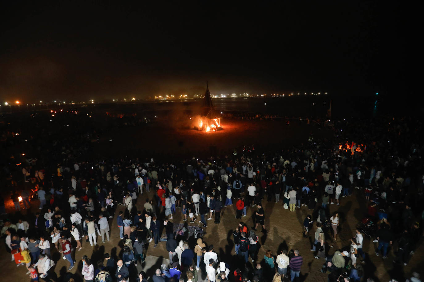 Las hogueras de San Juan iluminan la noche en Asturias