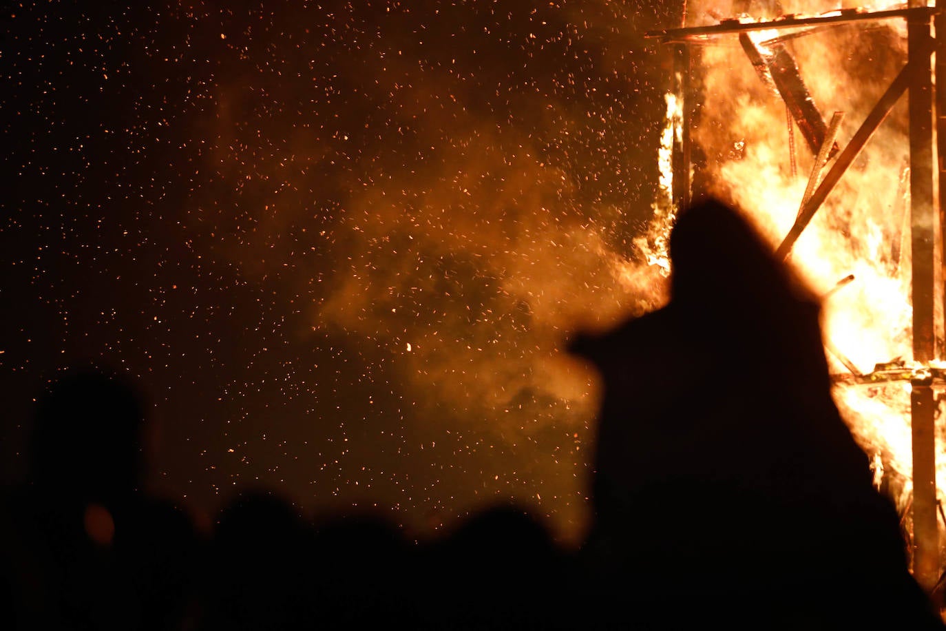 Las hogueras de San Juan iluminan la noche en Asturias
