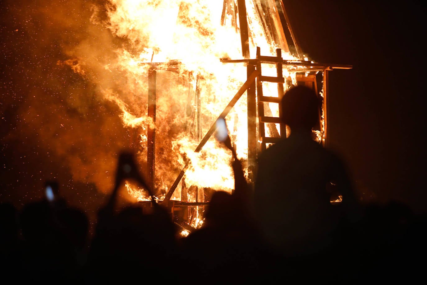 Las hogueras de San Juan iluminan la noche en Asturias