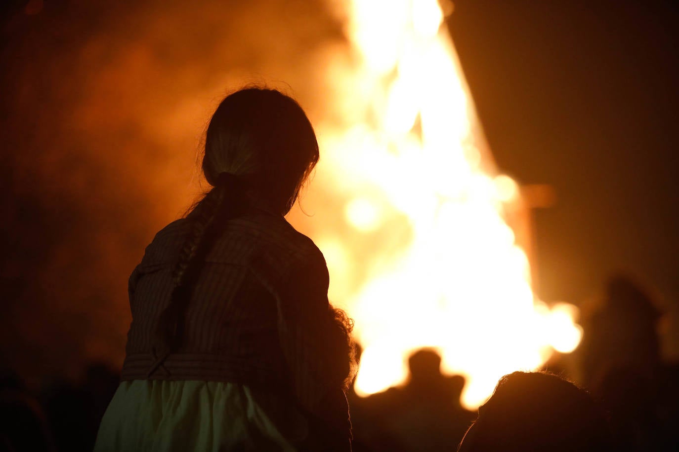 Las hogueras de San Juan iluminan la noche en Asturias