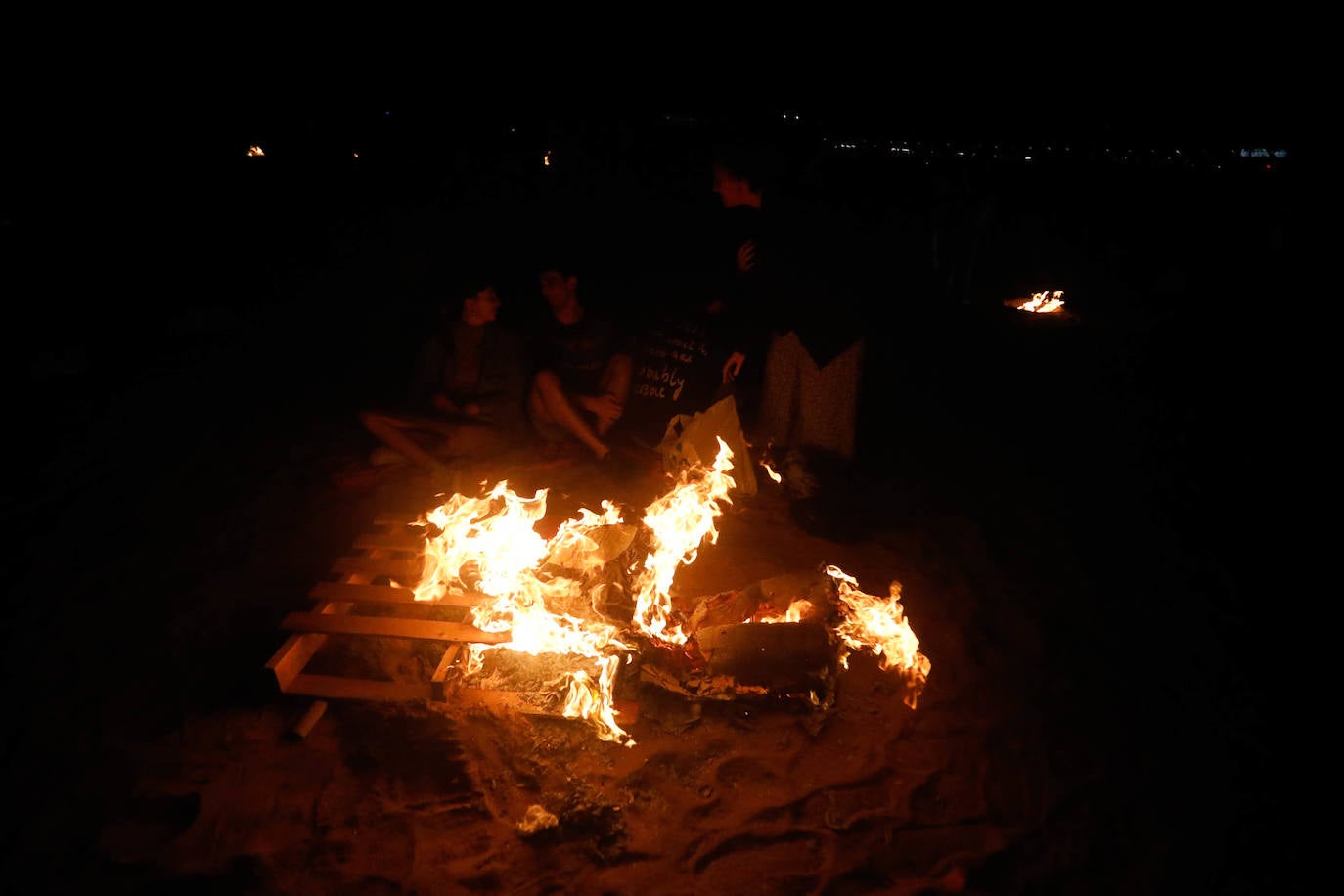 Las hogueras de San Juan iluminan la noche en Asturias