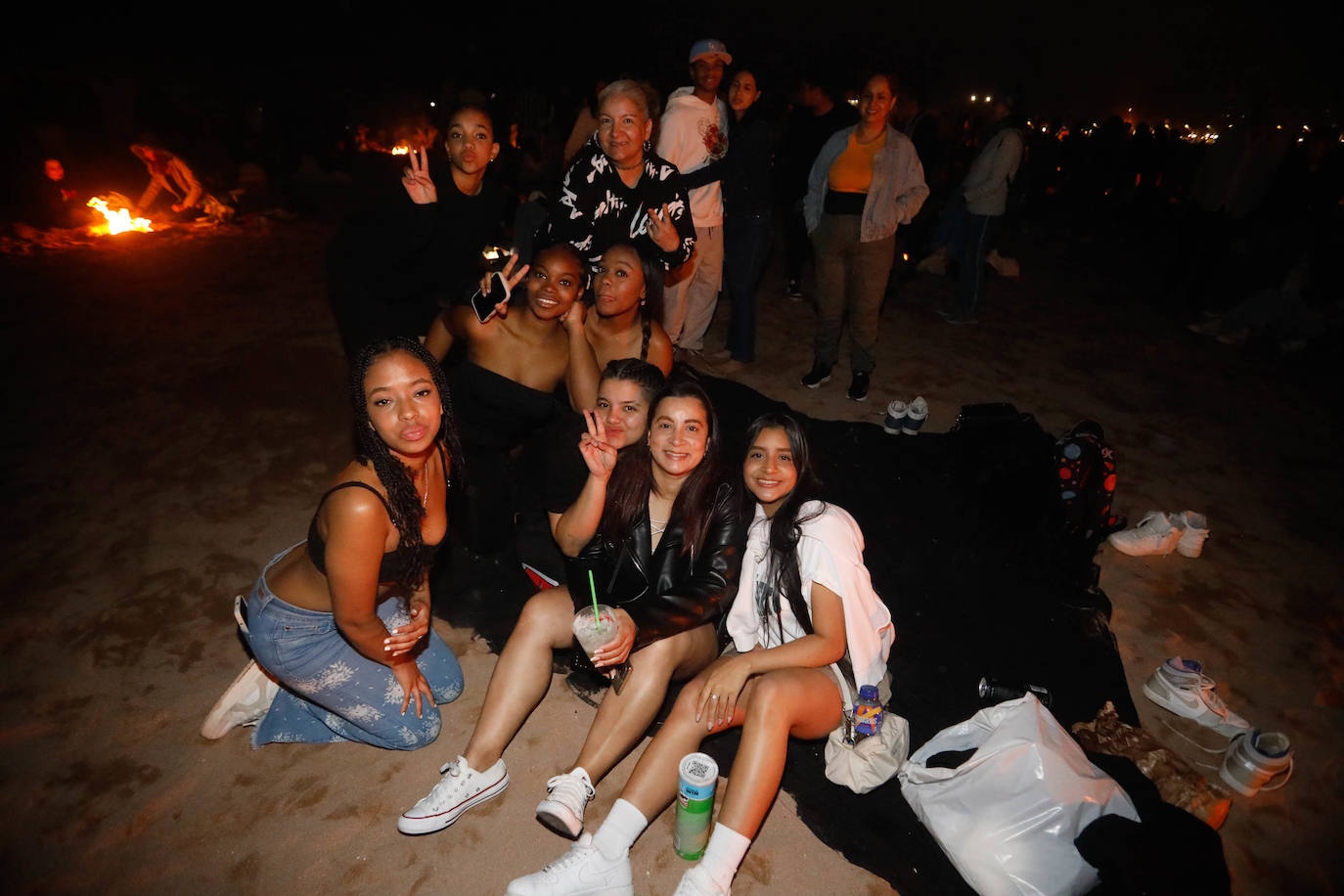 Las hogueras de San Juan iluminan la noche en Asturias