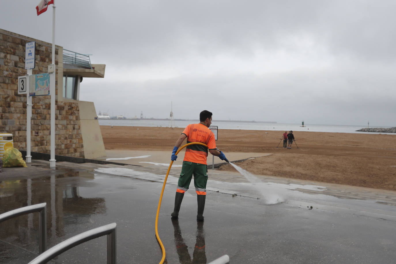 Limpieza en Poniente tras la hoguera de San Juan