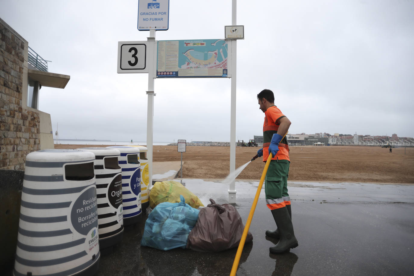 Limpieza en Poniente tras la hoguera de San Juan