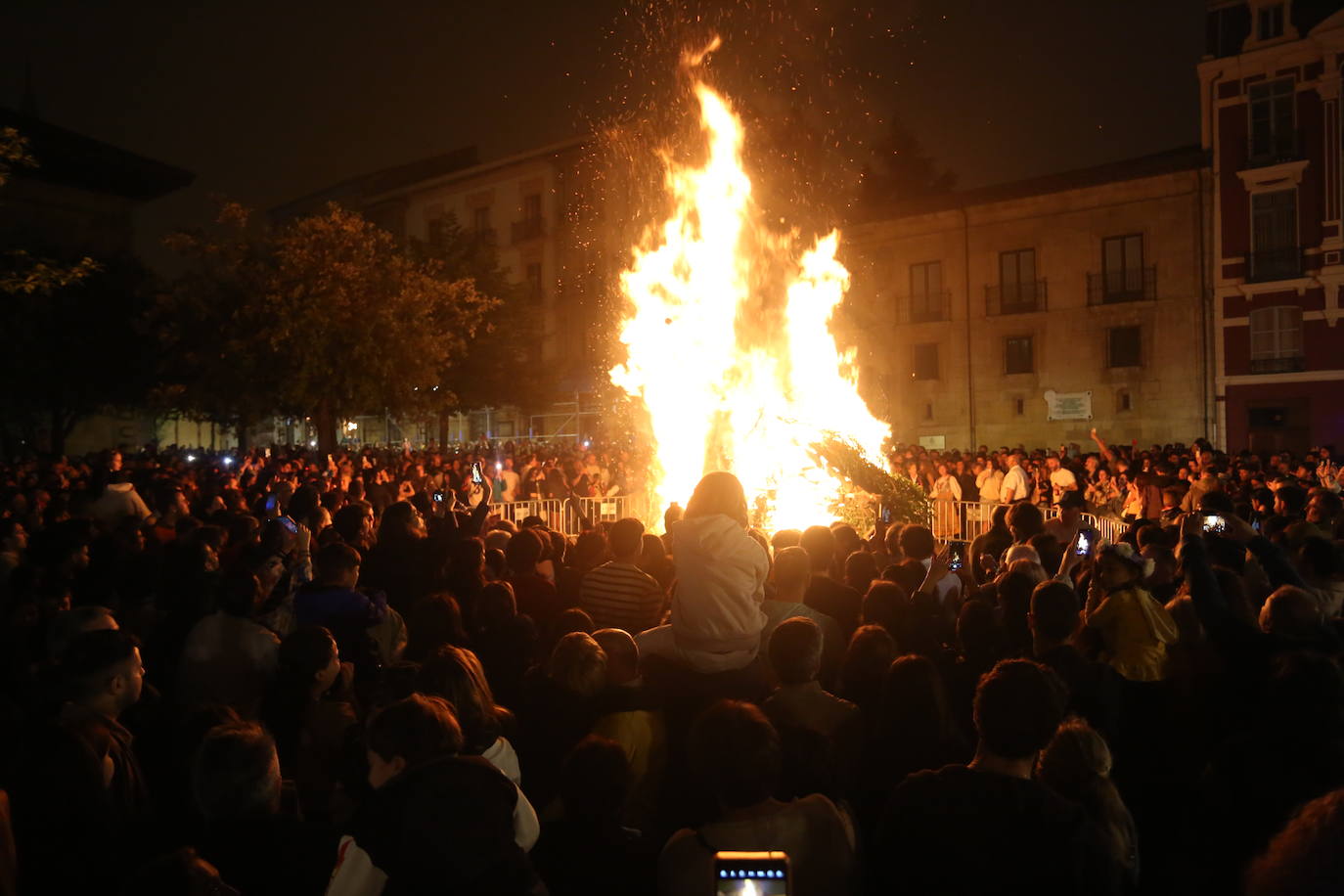 Las hogueras de San Juan iluminan la noche en Asturias