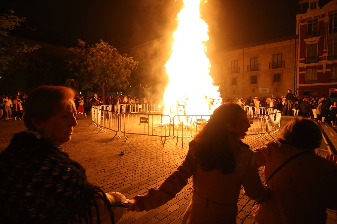 Las hogueras de San Juan iluminan la noche en Asturias